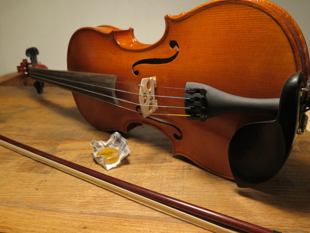 La pece è una resina che ogni musicista mette sull’archetto del violino per creare l’attrito .